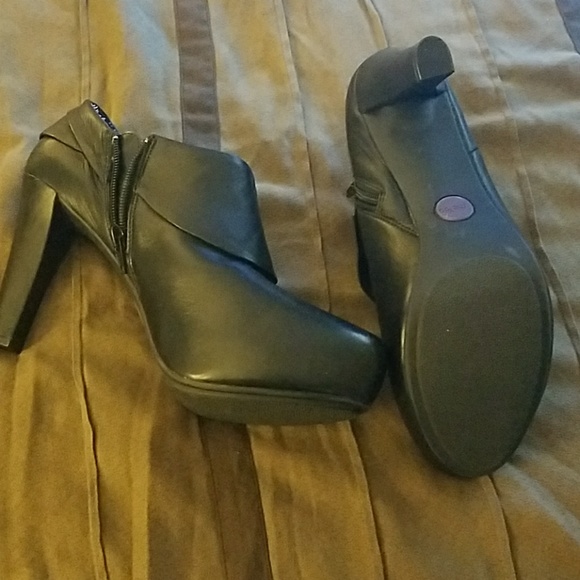 Black ankle booties - Picture 3 of 3